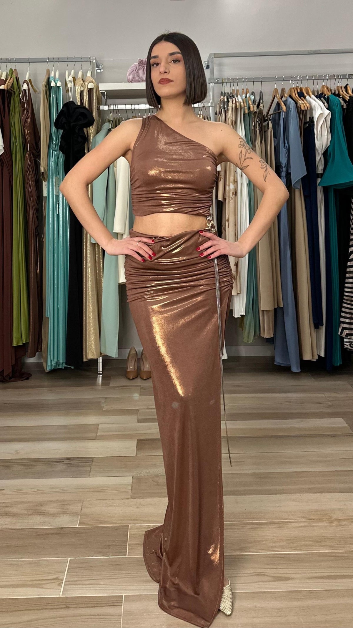 Abito lungo monospalla laminato frontale