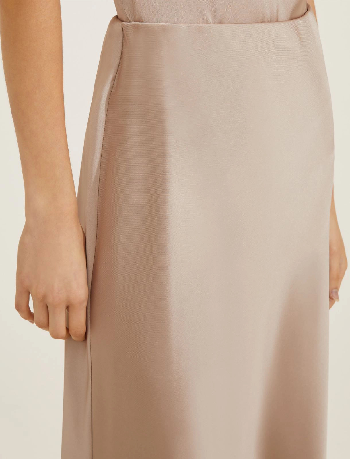 EmmeMarellagonnainsatinbeigelaterale