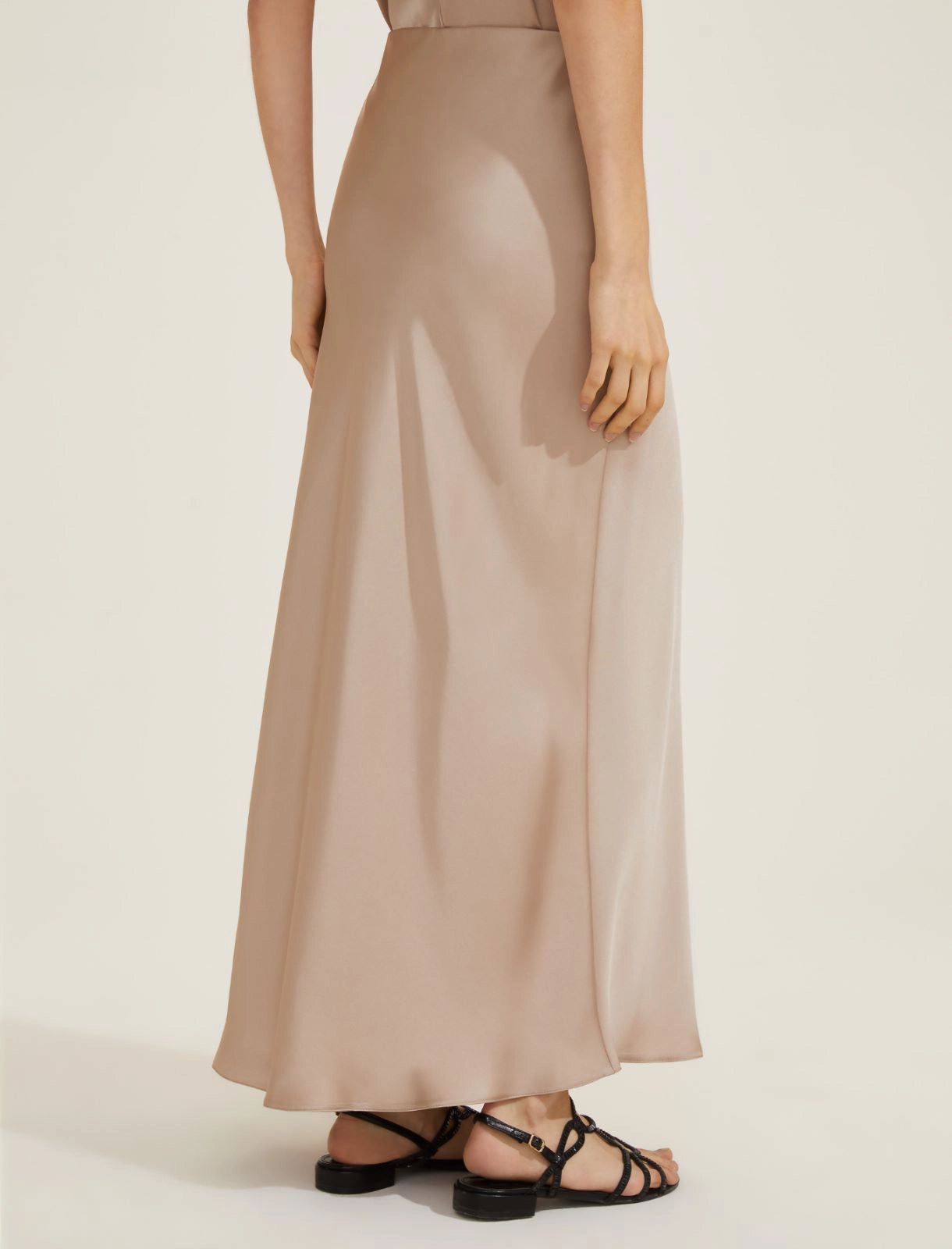 EmmeMarellagonnainsatinbeigeretro