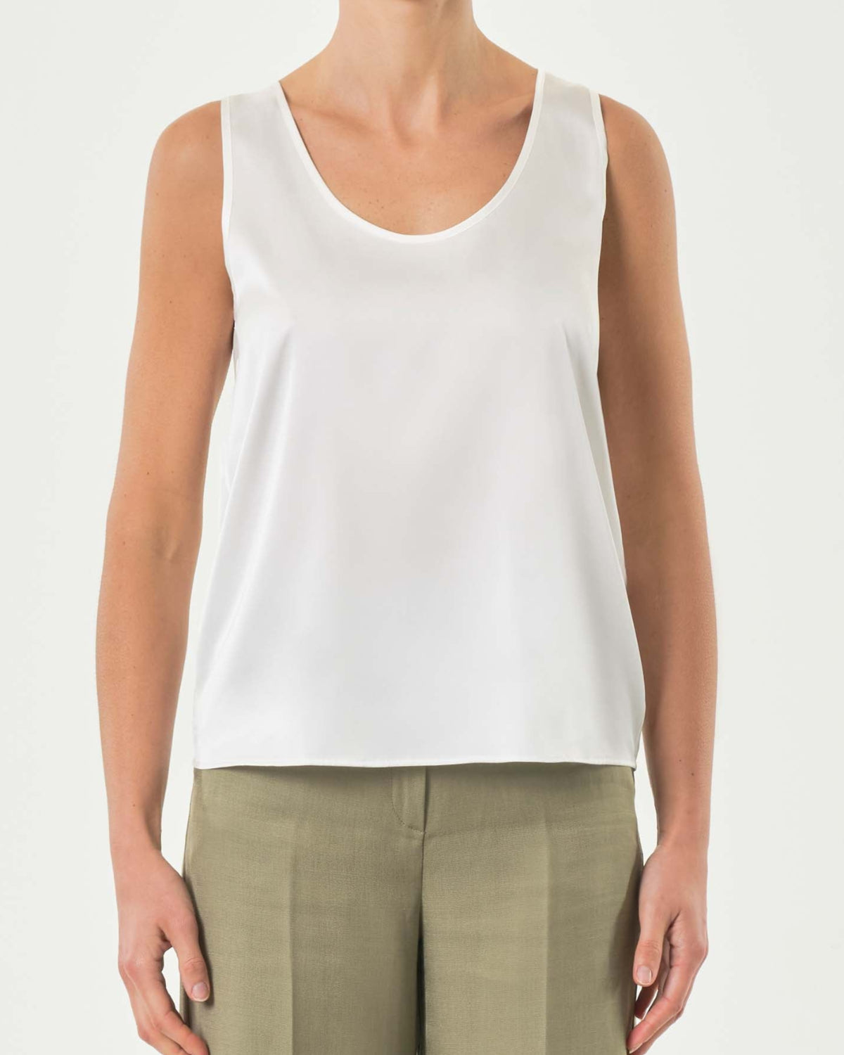 EmmeMarellatopsatinbiancofrontale