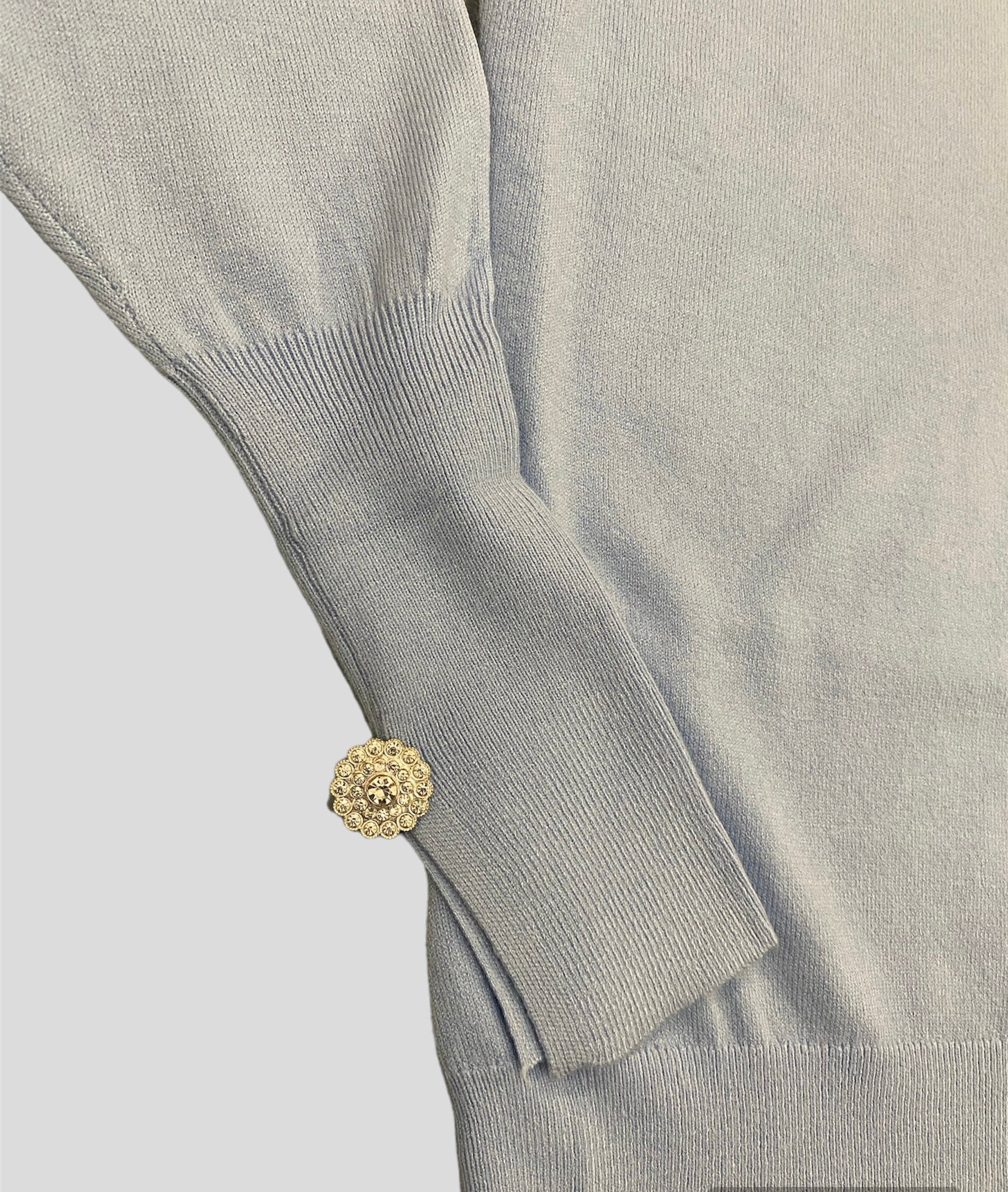 Soya maglioncino celeste dettaglio