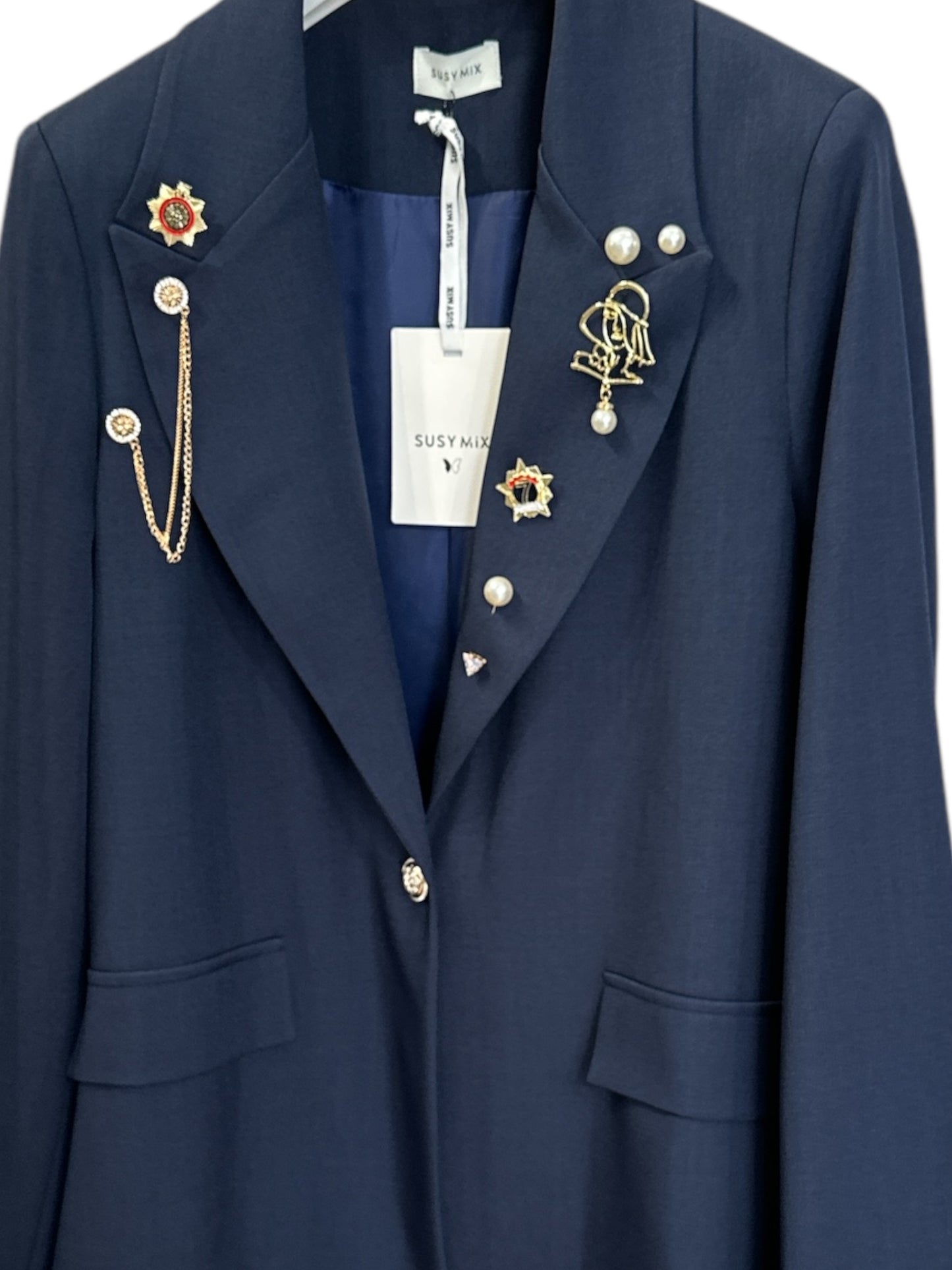 Giacca blu con spille-dettagli
