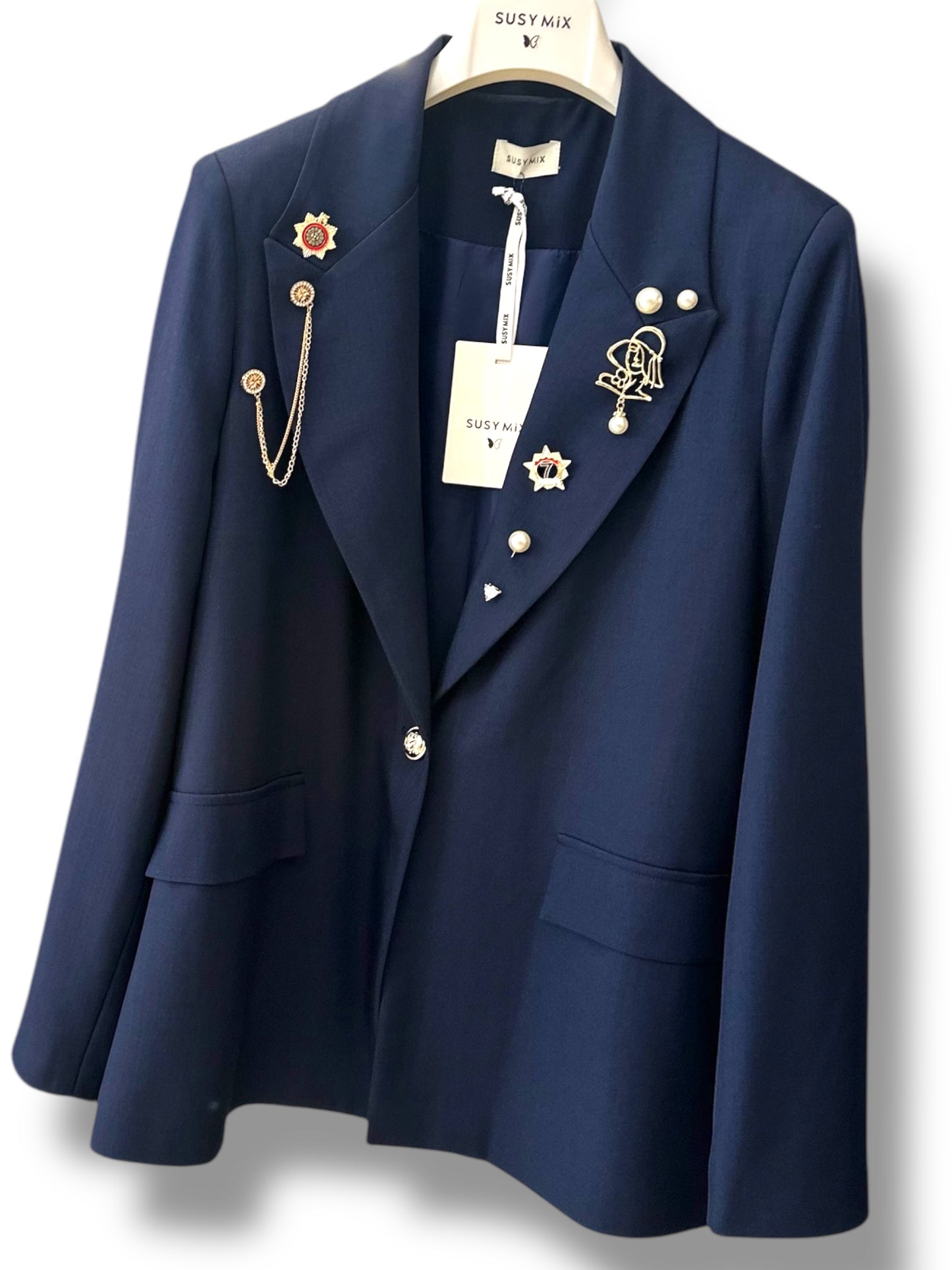 Giacca blu con spille-lato