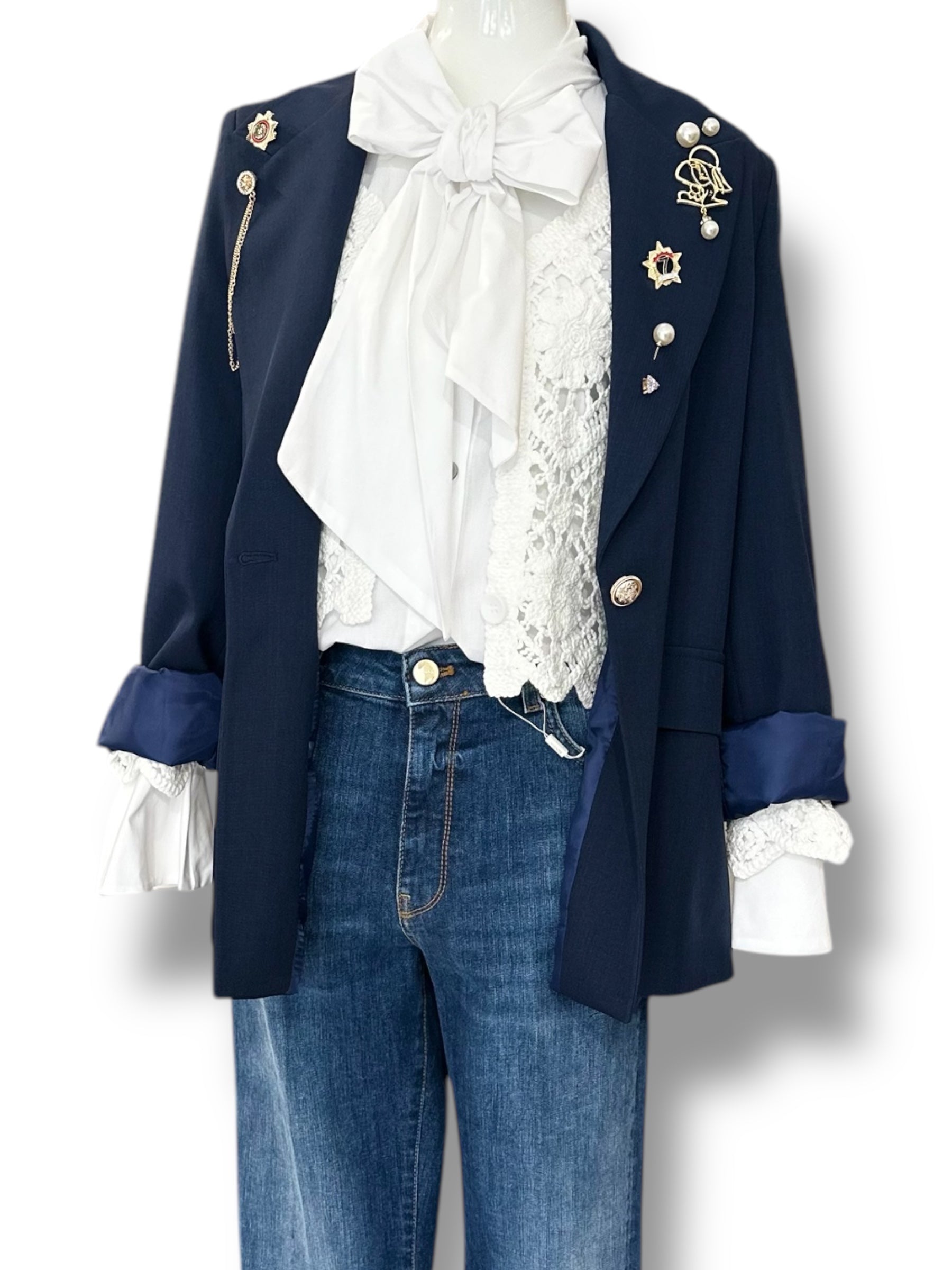 Giacca blu con spille-outfit