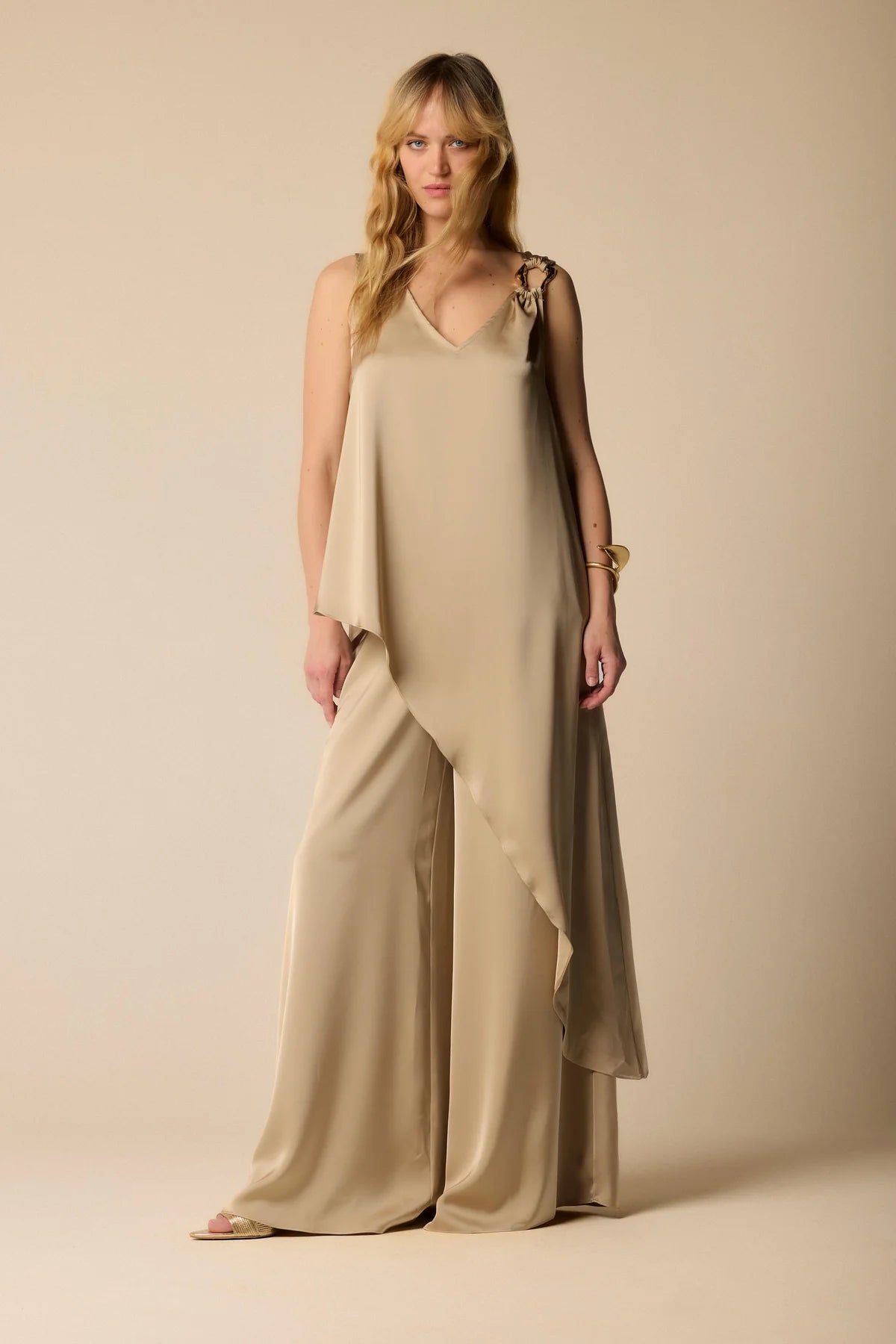 Koccacompletoblusapantalonefrontale