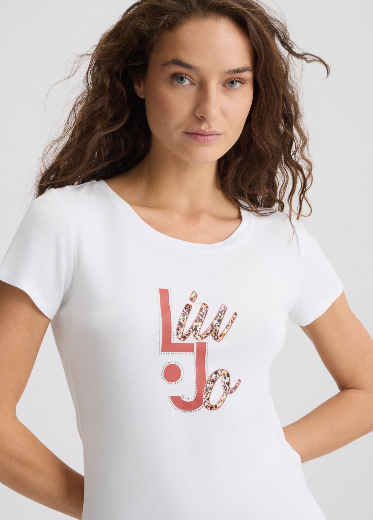 LiuJot-shirtbiancalogomaculatodettaglio