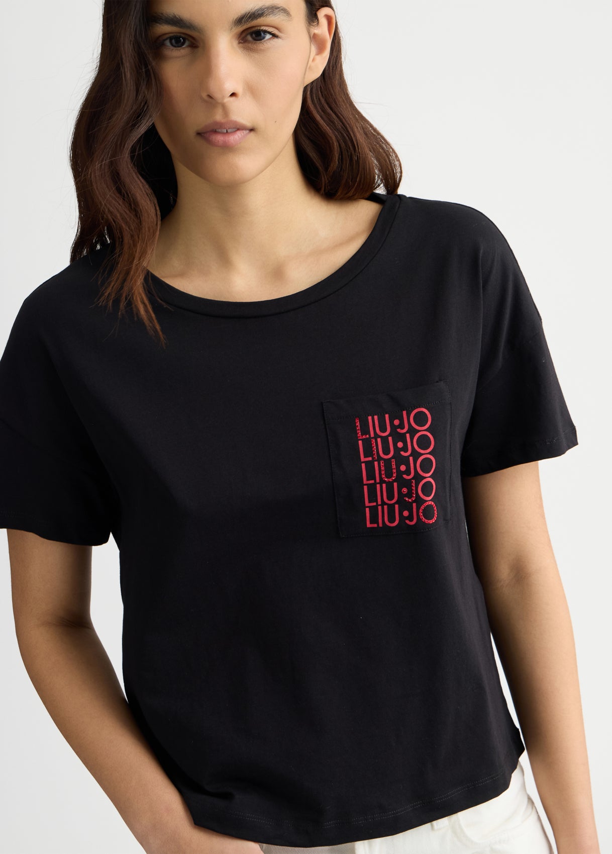 Liu_Jo_t-shirt_nera_taschino_logo_dettaglio