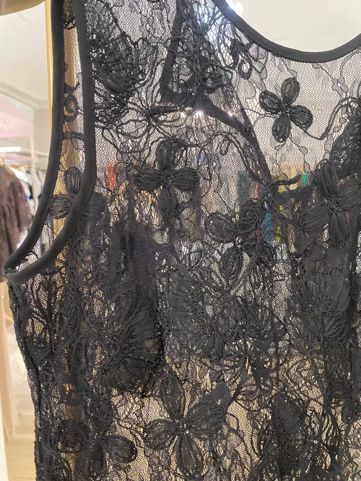 Maryley top in pizzo smanicato nero dettaglio