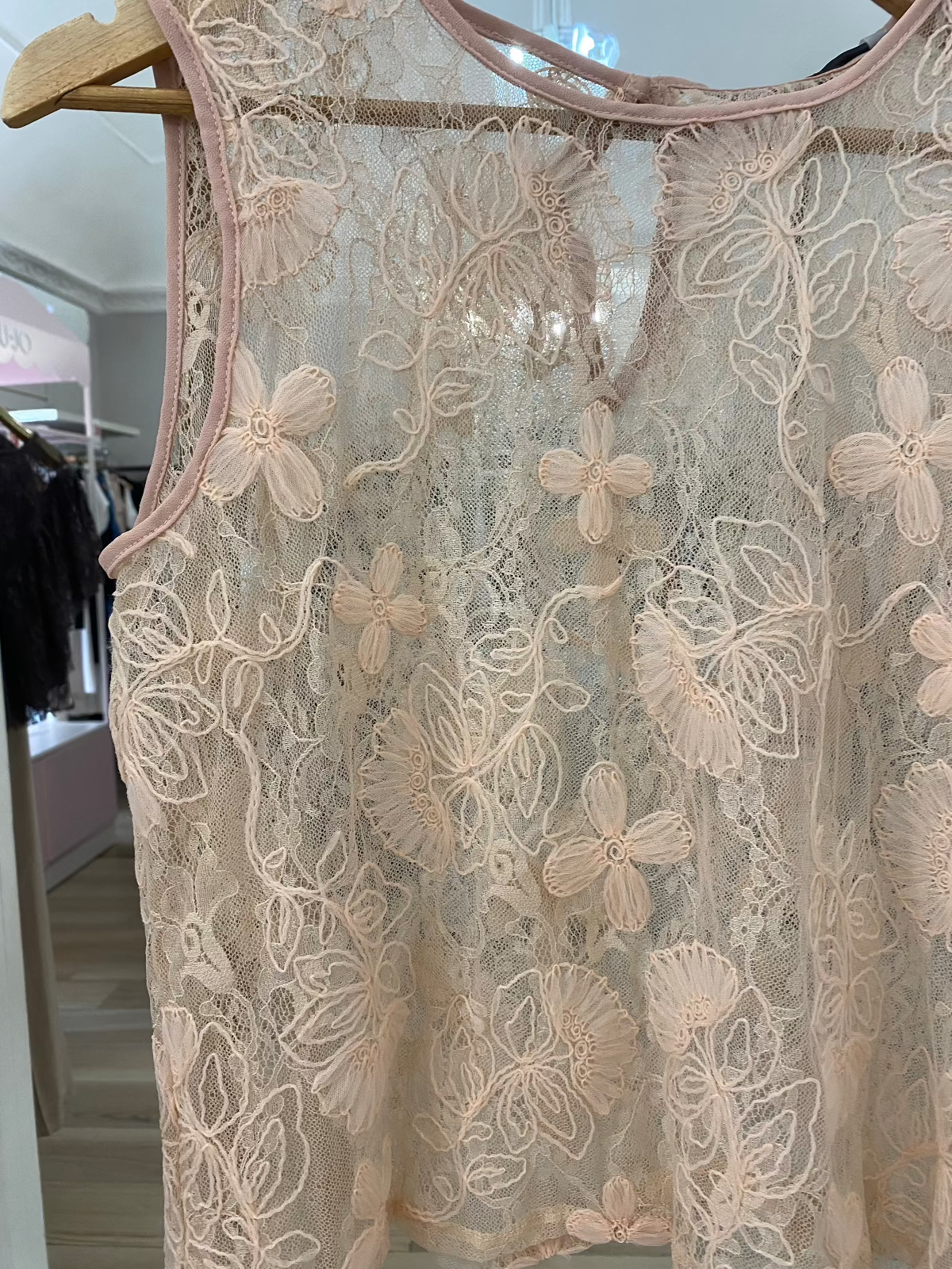 Maryley top in pizzo smanicato rosa dettaglio