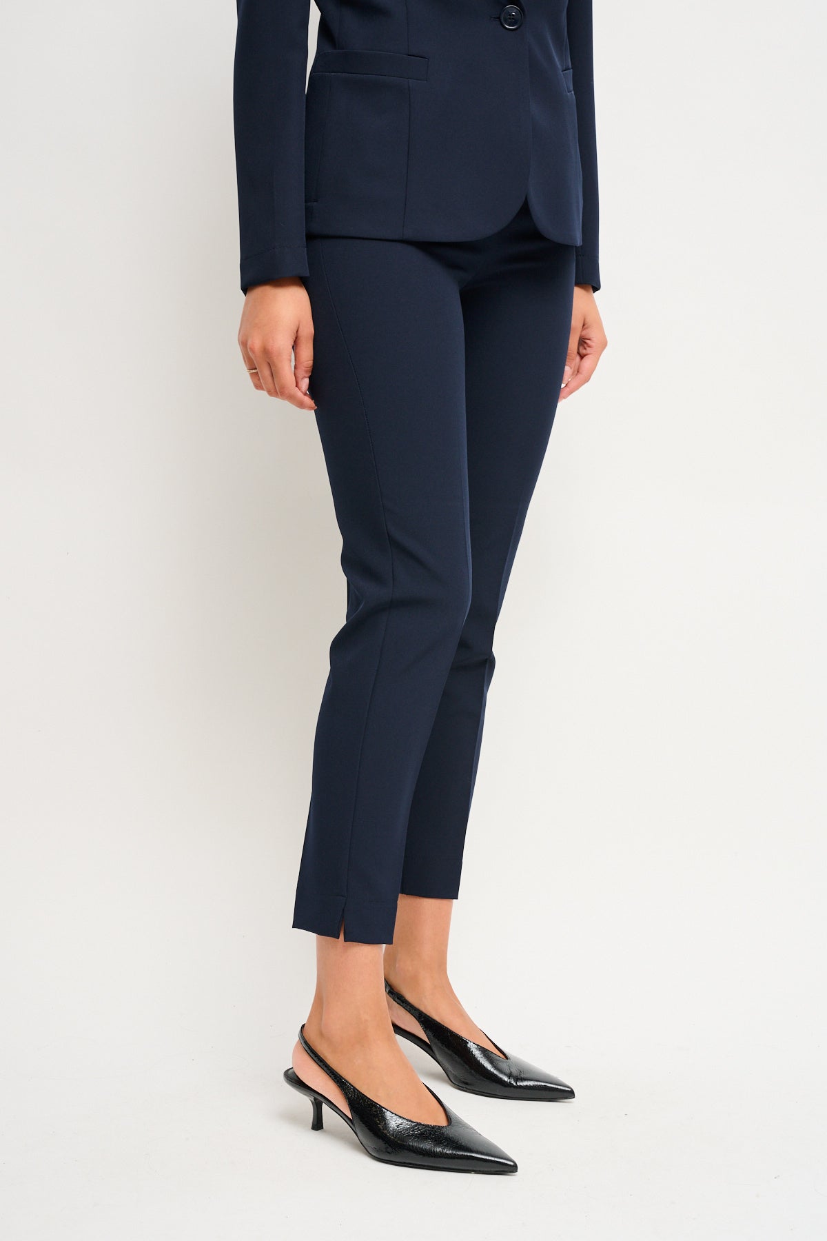 Maryleypantalonedrittoblufrontale