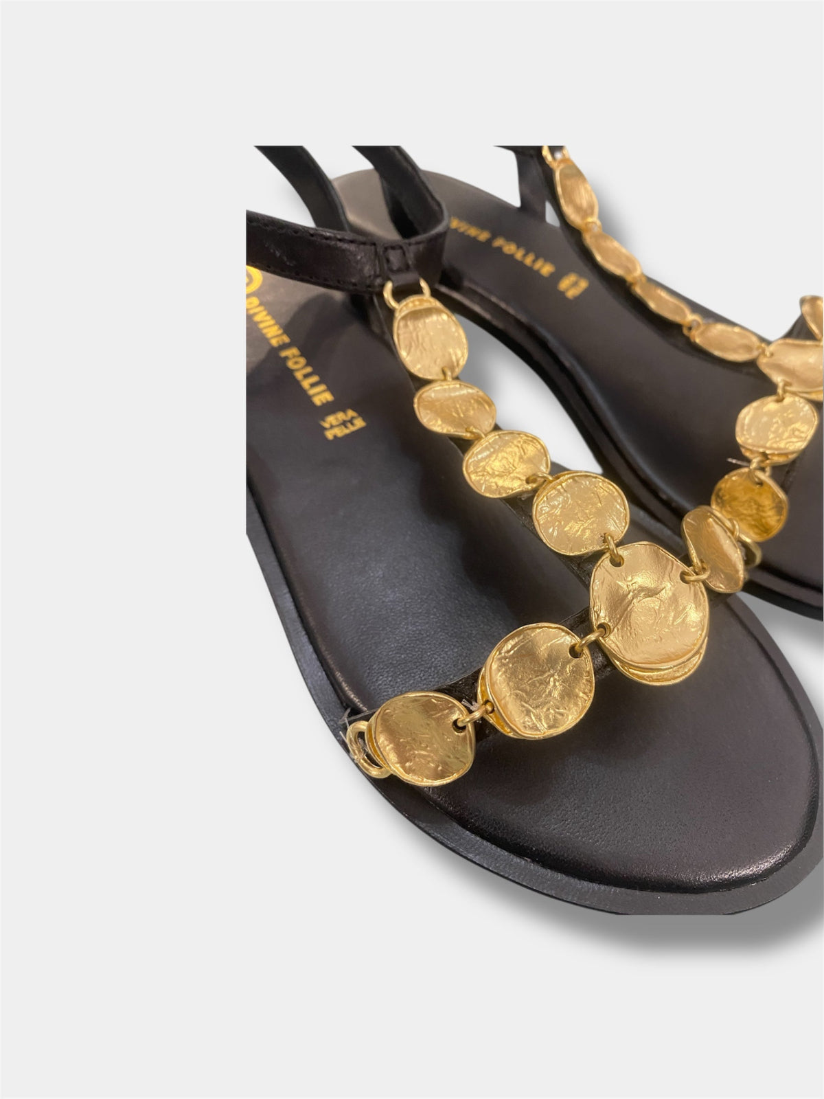 Sandalo nero divine follie dettaglio